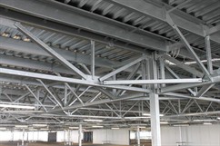 Ocelová konstrukce zastřešení parkovacího domu na pražském letišti